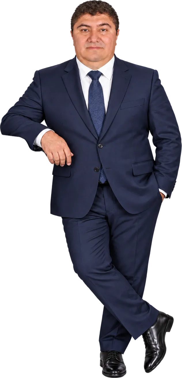 Juan Cruz Muñoz Ñañez, gerente general de Jusava.Net, de traje azul, apoyado sobre su tarjeta de perfil